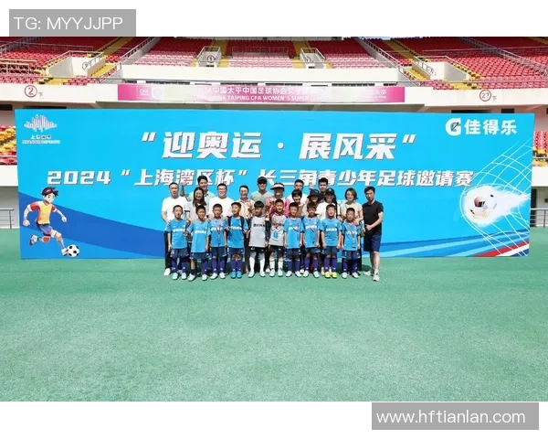 这个足球是我童年回忆的象征承载着无数快乐与梦想的旅程